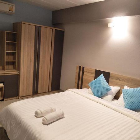 Rinrada Place Hotel Убонратчатхані Екстер'єр фото