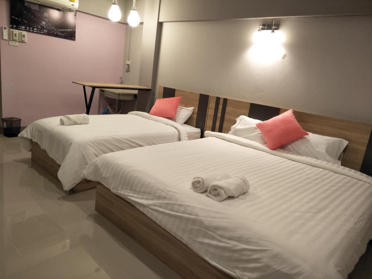 Rinrada Place Hotel Убонратчатхані Екстер'єр фото