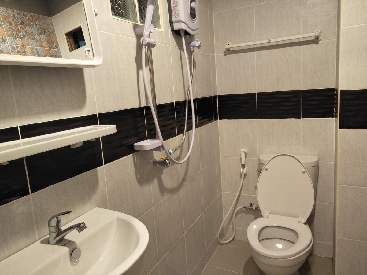 Rinrada Place Hotel Убонратчатхані Екстер'єр фото