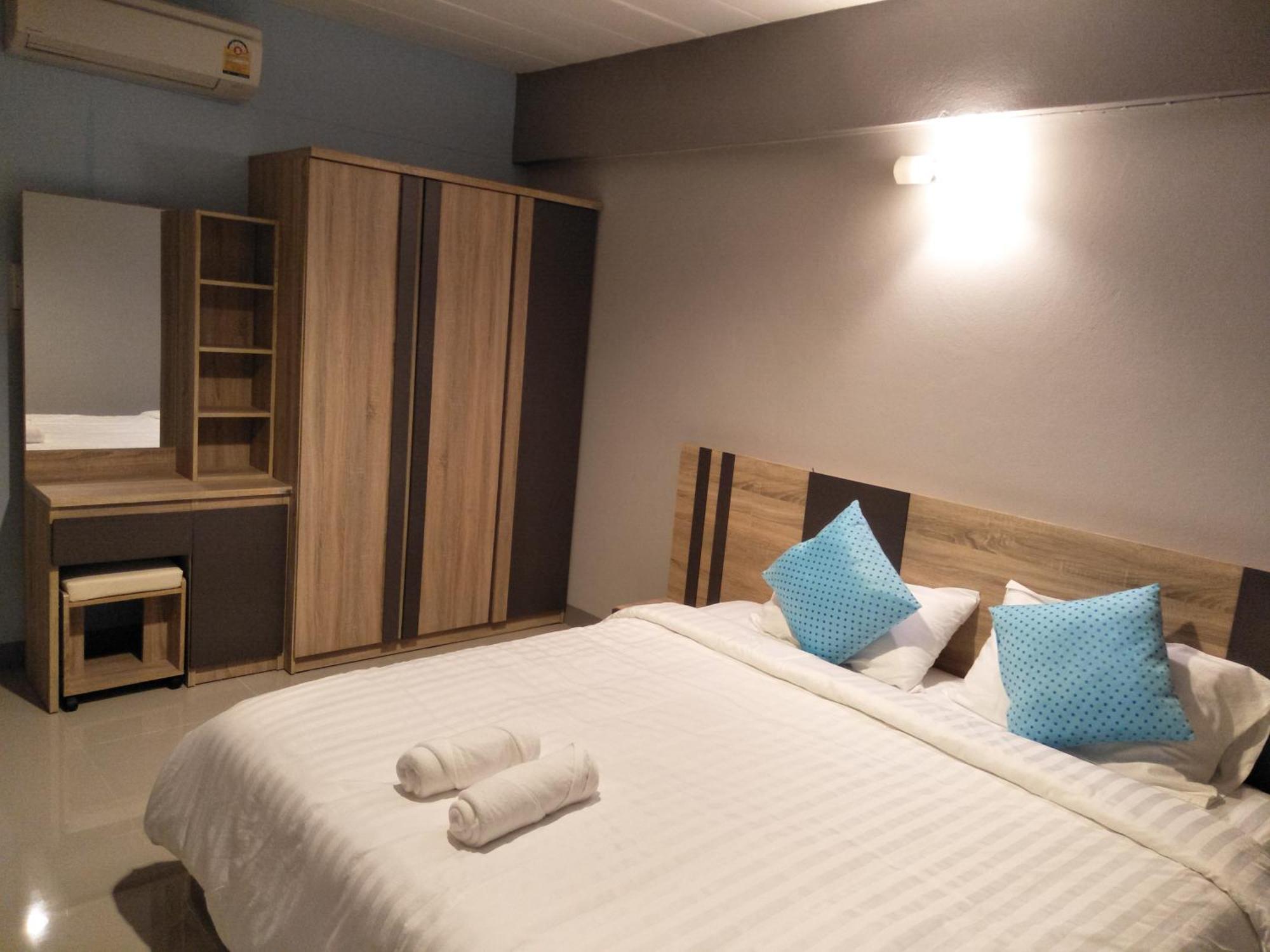 Rinrada Place Hotel Убонратчатхані Екстер'єр фото
