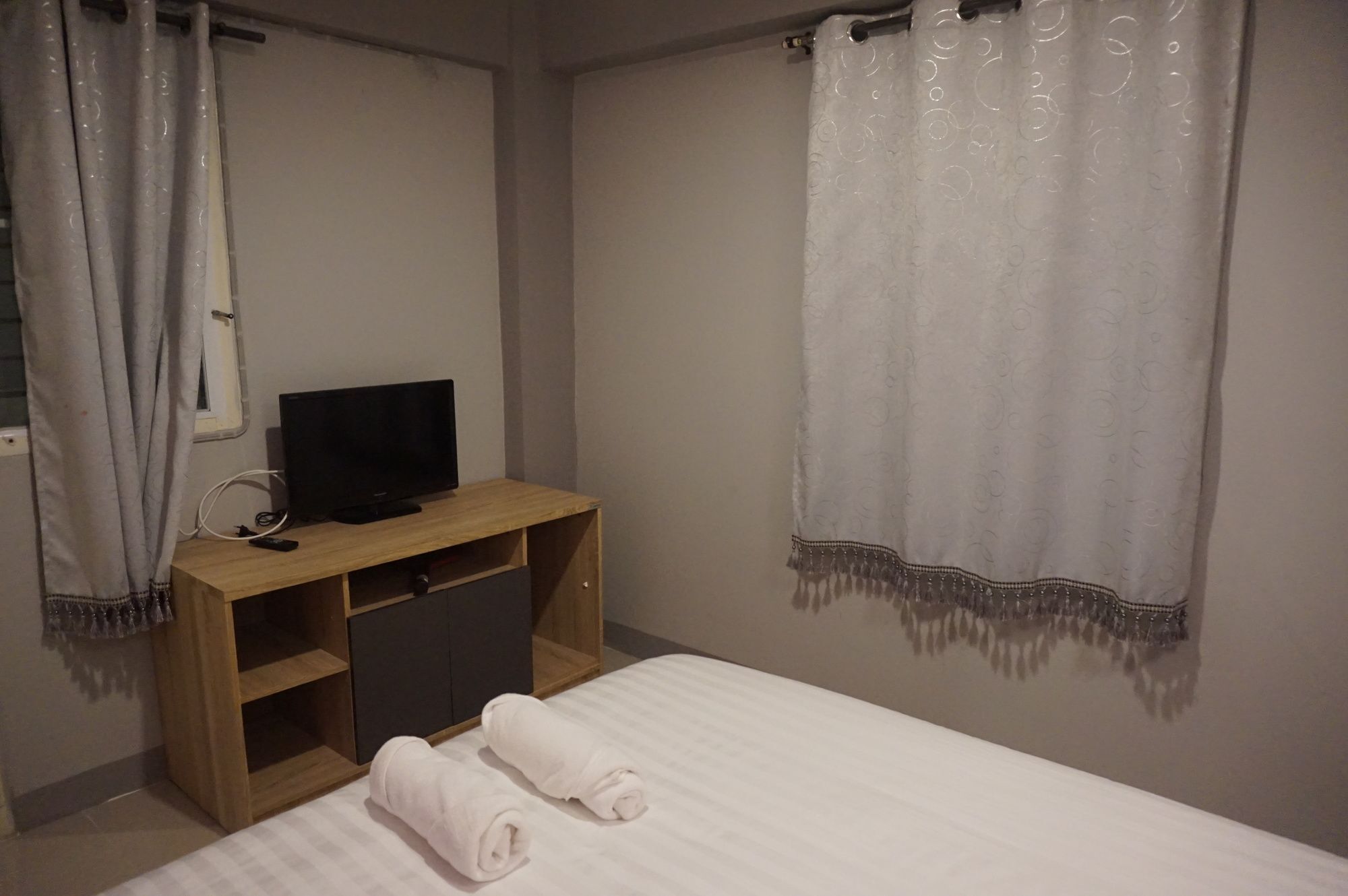Rinrada Place Hotel Убонратчатхані Екстер'єр фото