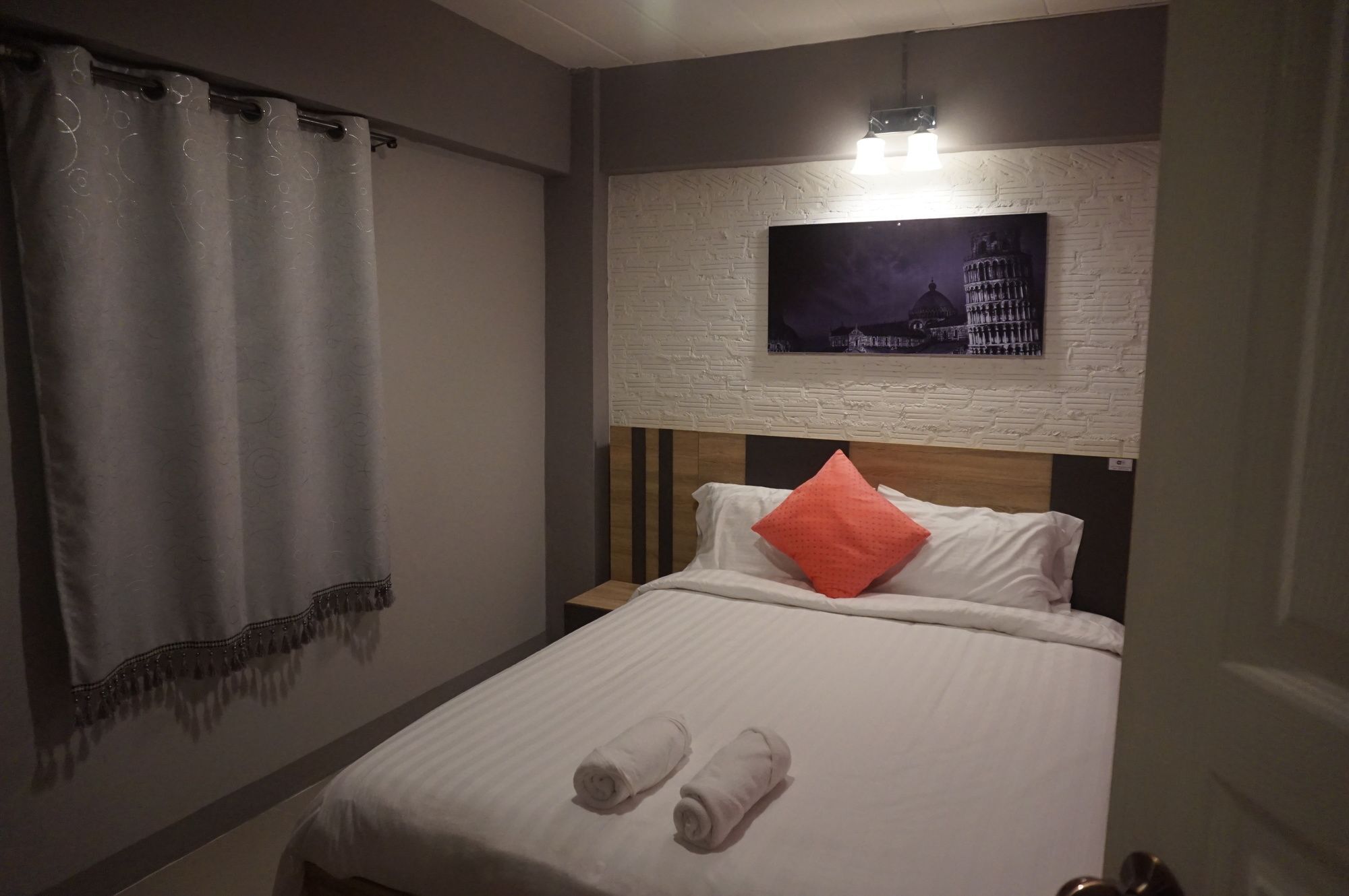 Rinrada Place Hotel Убонратчатхані Екстер'єр фото